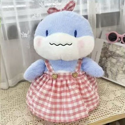 Peluche ballena azul con falda de cuadros rosados